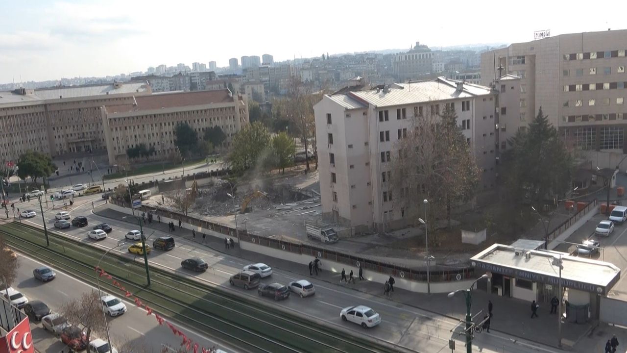 Gaziantep'te depremde ağır hasar alan emniyet ek binasının yıkımına başlandı   