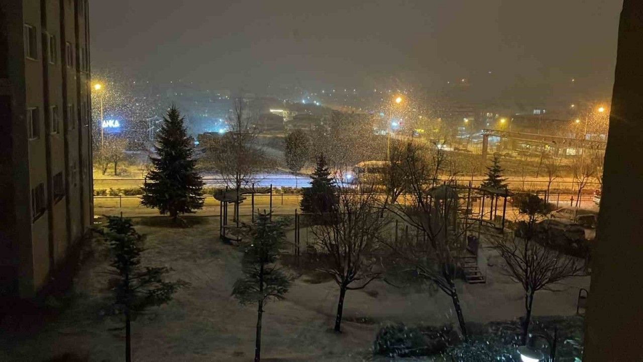 Eskişehir’de beklenen kar yağışı başladı