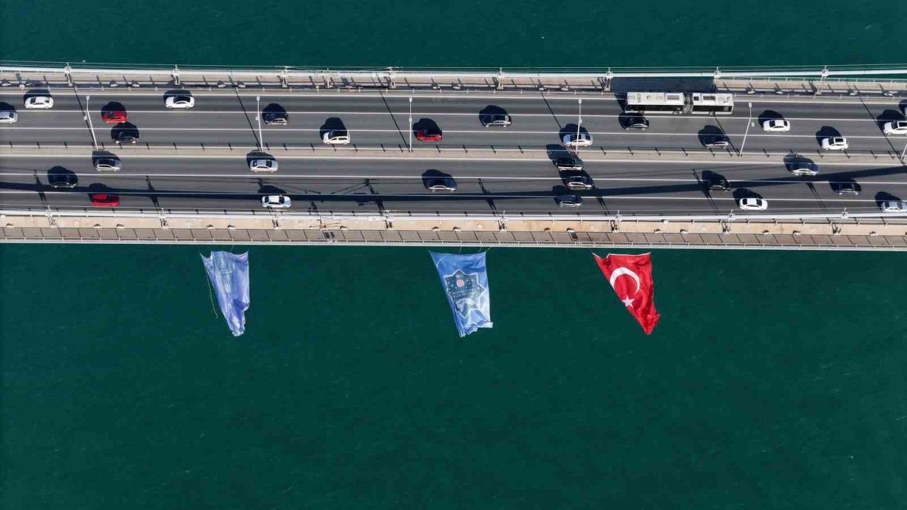 İlk Türk Astronot için iki kıta ortasında Türk Bayrağı asıldı