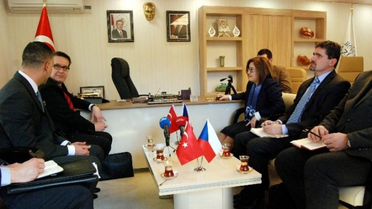 Çek Büyükelçiden Fatma Şahin’e Ziyaret