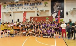 ŞEHİTKAMİL’DE YILDIZ KIZLAR VOLEYBOL TURNUVASI SONA ERDİ