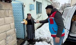 Araban'da yoğun kar yağışına rağmen 500 aileye sıcak yemek ulaştırıldı