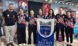 SANKO Okulları genç kız yüzme takımı, bölge şampiyonu oldu