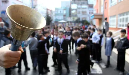 Okullarda ders zili yeniden çalıyor