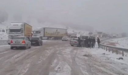 Gaziantep-Araban kara yolunda kar esareti: Çok sayıda araç mahsur kaldı