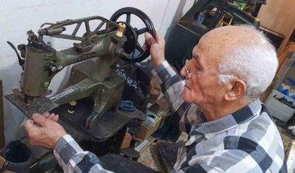 İzmir'de 60 yıllık ayakkabı ustası teknolojiye karşı direniyor
