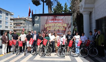 BAŞKAN ŞAHİN, GAZİ ŞEHRİN 2026 YKS VE LGS ŞAMPİYONLARIYLA BULUŞTU