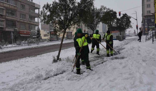 Gaziantep'te karla yoğun mücadele