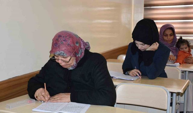 Yanlış otobüse binmemek için 65 yaşında okuma-yazma öğrendi