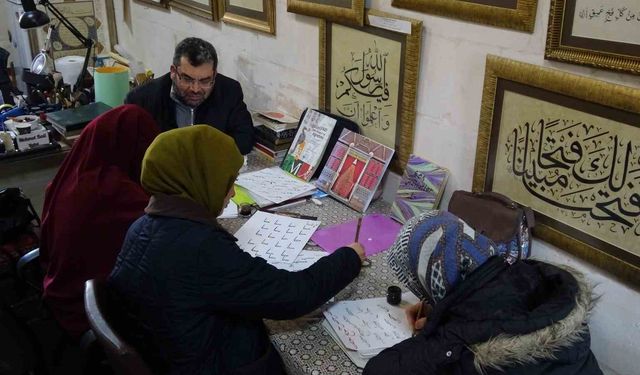 Hat sanatçısı yeni öğrenciler yetiştiriyor