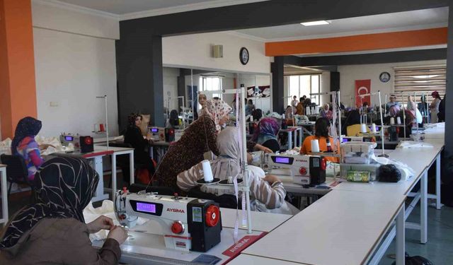 Şahinbey Belediyesi kadınları meslek öğreterek üretime dahil ediyor