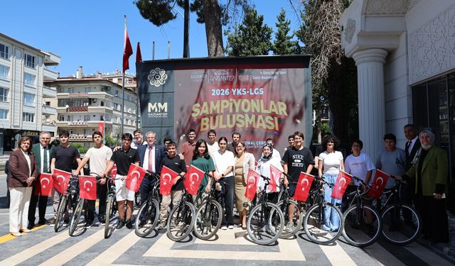 BAŞKAN ŞAHİN, GAZİ ŞEHRİN 2026 YKS VE LGS ŞAMPİYONLARIYLA BULUŞTU