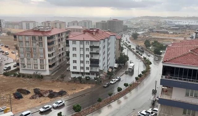 Besni’de sağanak yağış etkili oldu