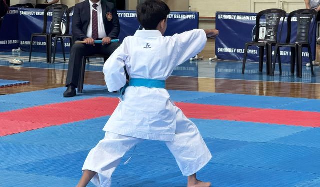 ŞAHİNBEY’DE 600 KARATECİ MADALYA İÇİN TATAMİYE ÇIKTI