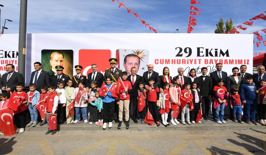 Cumhuriyetin 101. Yılı Gaziantep'te Coşkuyla Kutlandı