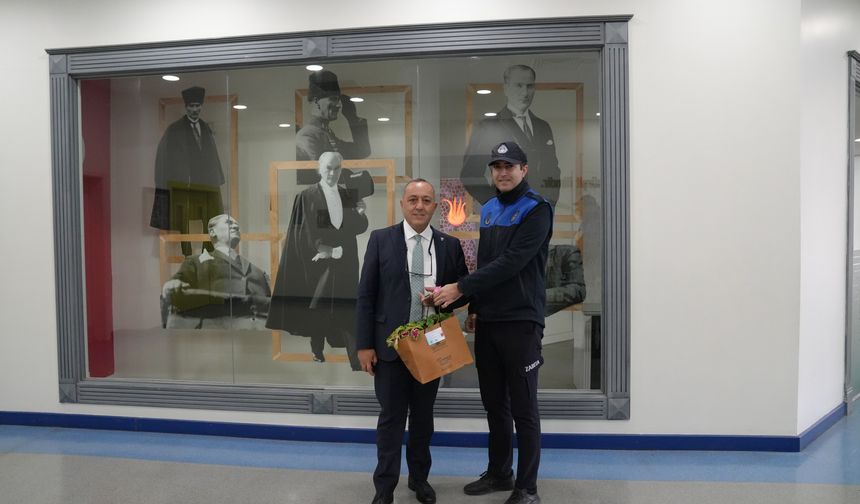 ŞEHİTKAMİL’DEN 24 KASIM ÖĞRETMENLER GÜNÜ’NE ÇİÇEKLİ KUTLAMA