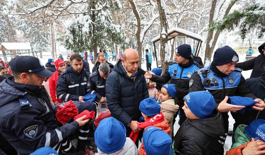 Gaziantep Büyükşehir Belediyesi, çocukların kar sevincine hediyelerle ortak oldu