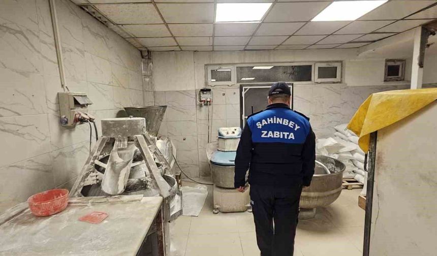 Şahinbey Belediyesi zabıta ekiplerinden gece denetimi