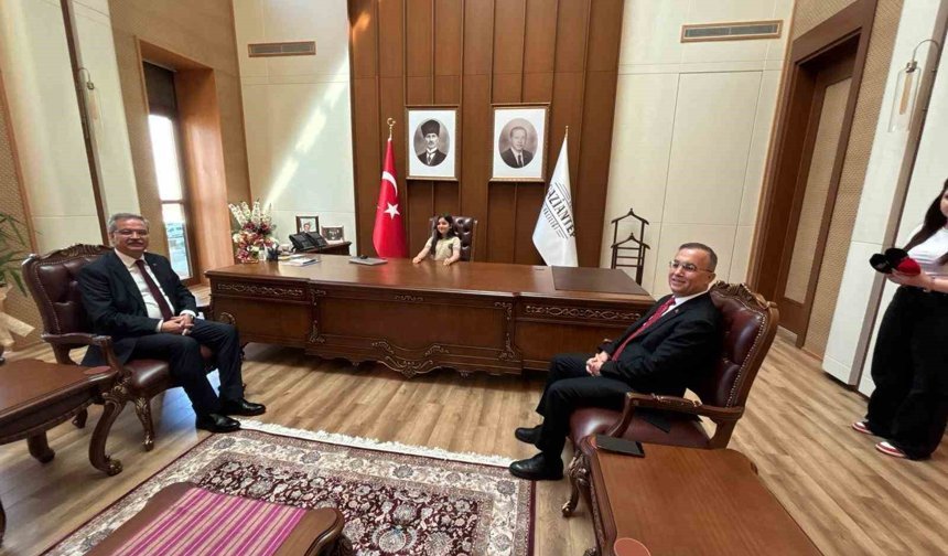 Vali Kemal Çeber, koltuğunu Eylül Lina Yıldız'a devretti