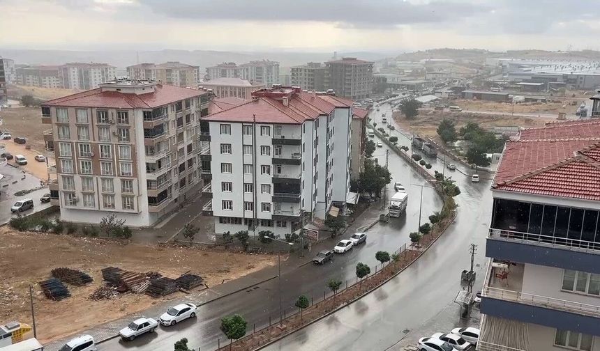 Besni’de sağanak yağış etkili oldu