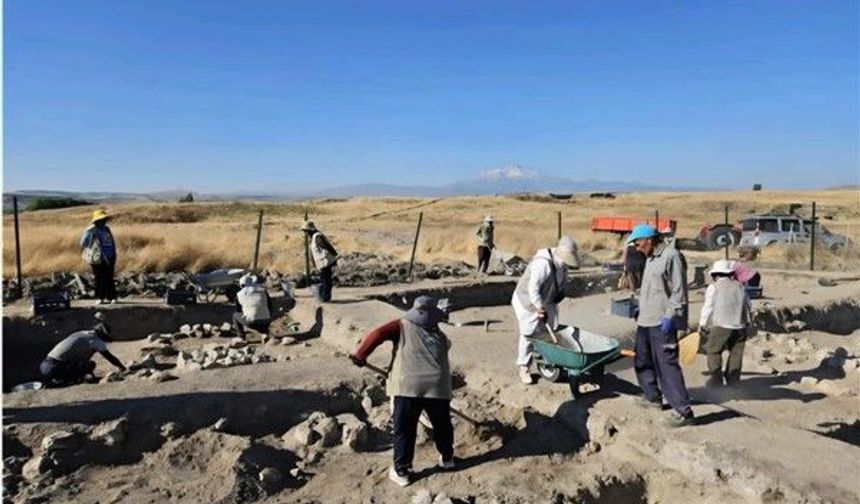 Kültepe’de 2 bin yılı aşkın geçmişe sahip mozaik döşemeli yapı gün yüzüne çıkarıldı