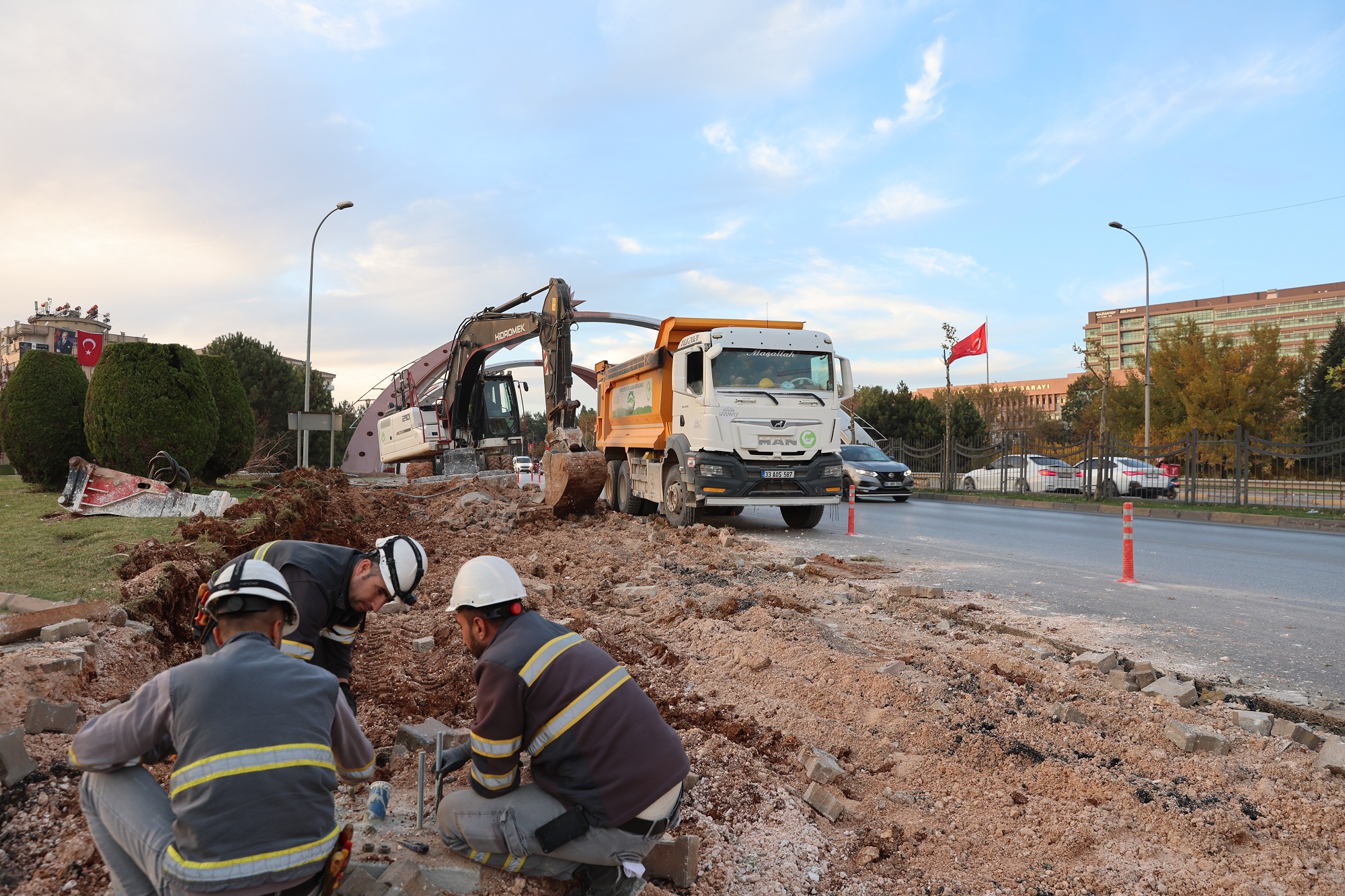 Gazi̇antep Büyükşehi̇r, Tugay Köprülü Kavşaği’nda Şeri̇t Arttirma Çalişmalarina Başladi (1)-1