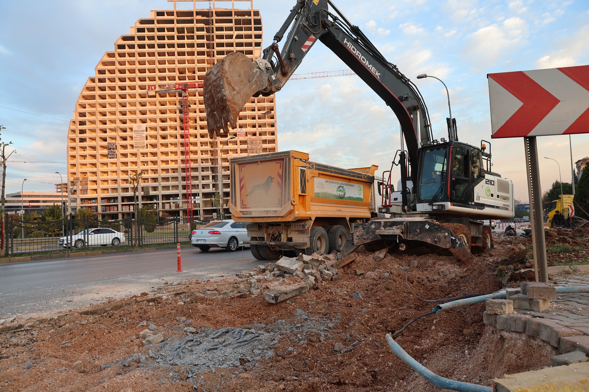 Gazi̇antep Büyükşehi̇r, Tugay Köprülü Kavşaği’nda Şeri̇t Arttirma Çalişmalarina Başladi (2)