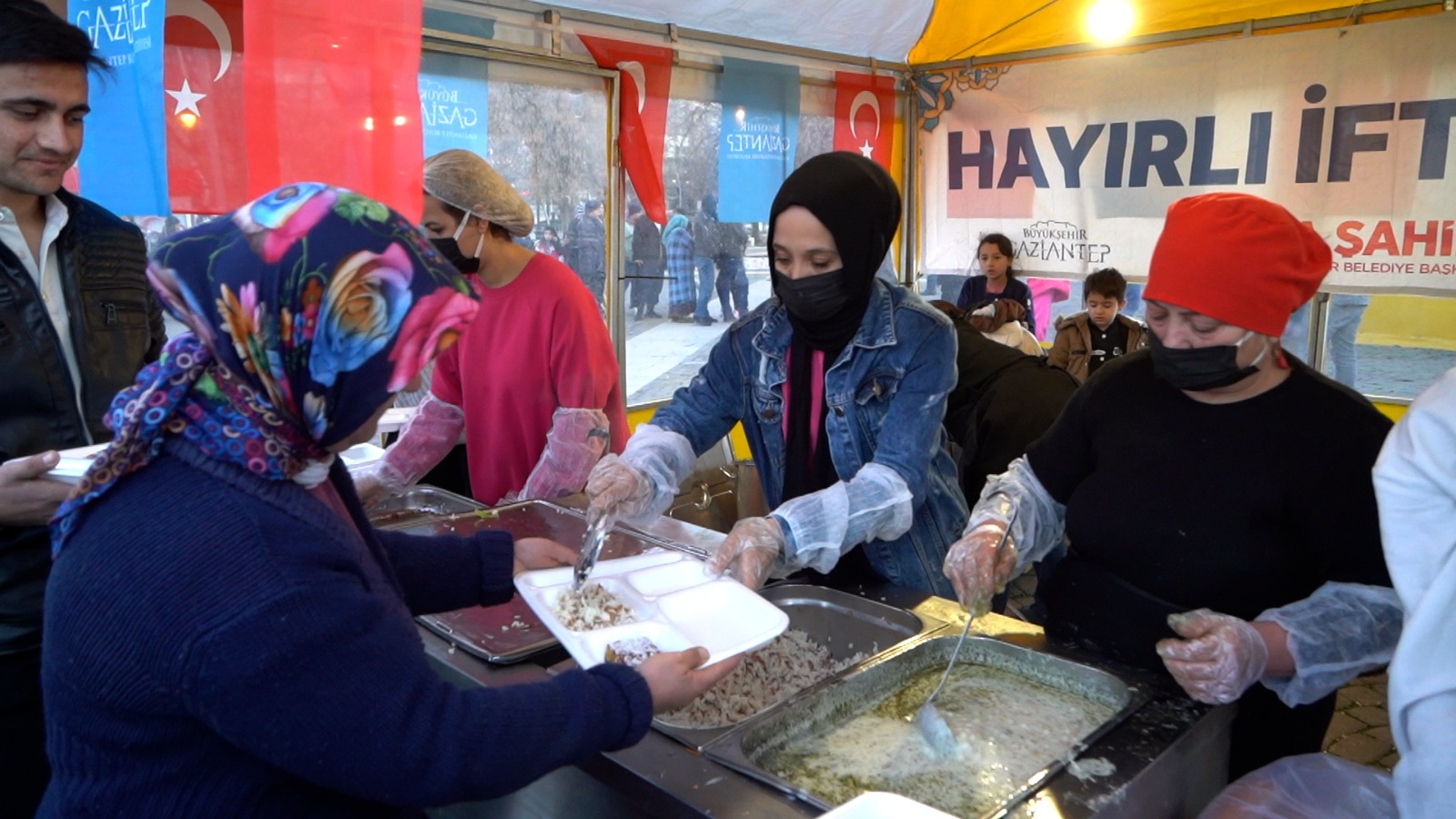 Gazi̇antep Büyükşehi̇r’i̇n Geleneksel İftar Çadirlari İlk Gün Yoğun İlgi̇ Gördü (5)