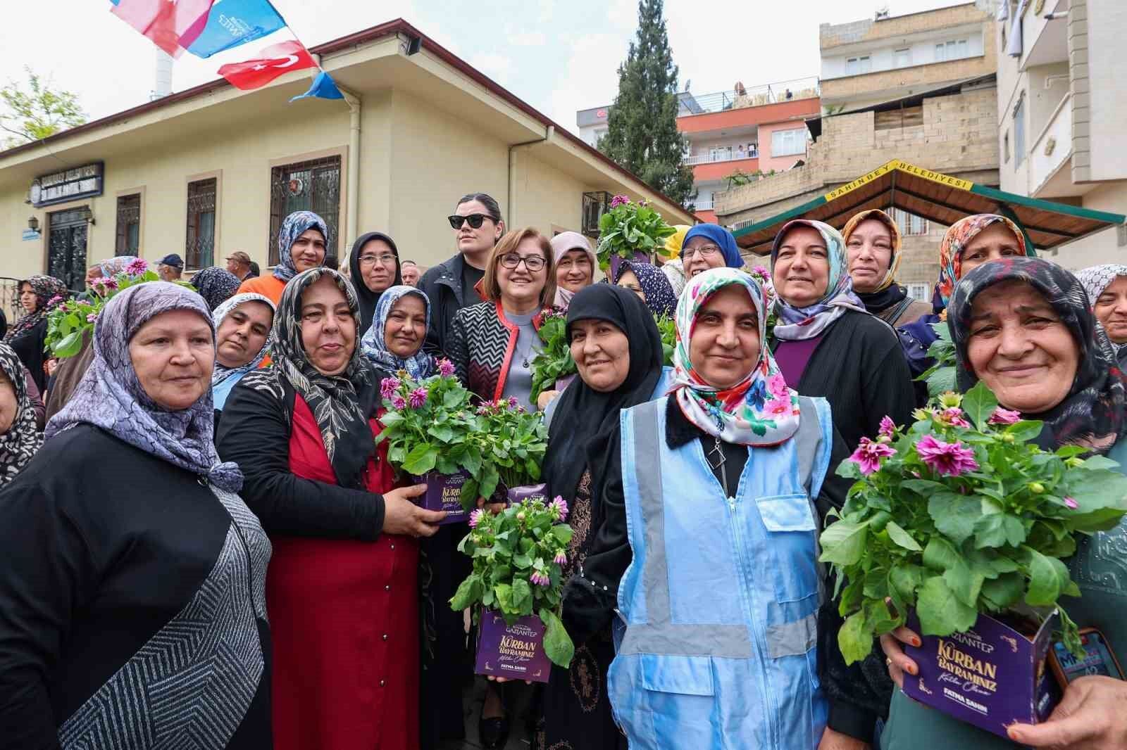 Fatma şahin, 25 Aralık mahallesi sakinleriyle bayramlaştı