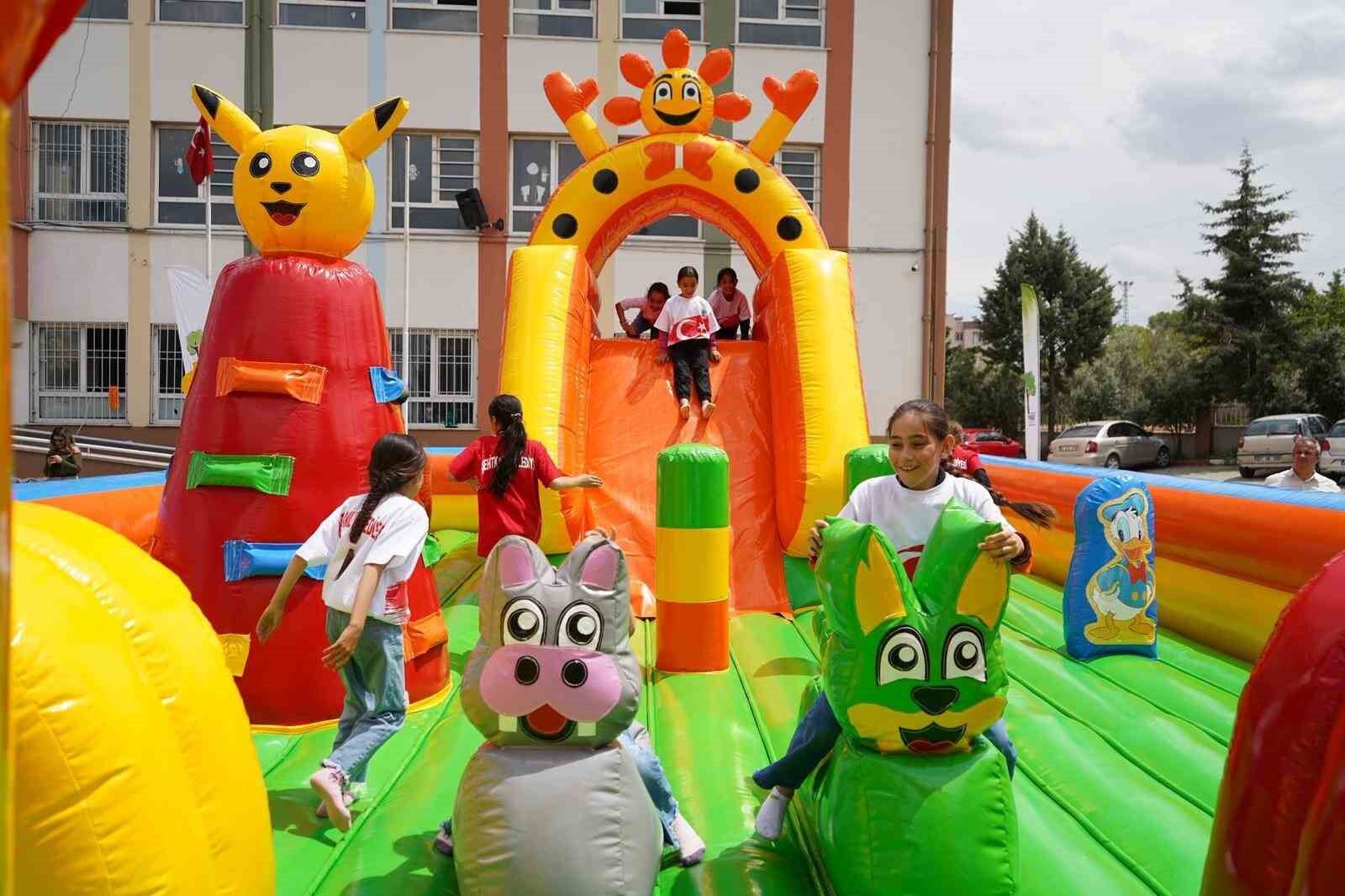 Şehitkamil'den köy okulunda renkli şenlik
