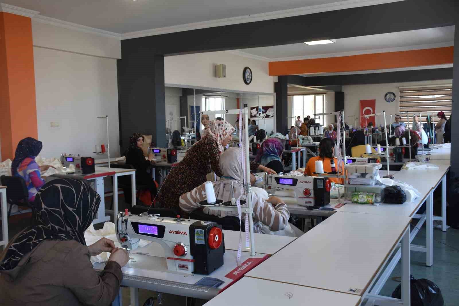 Şahinbey Belediyesi kadınları meslek öğreterek üretime dahil ediyor