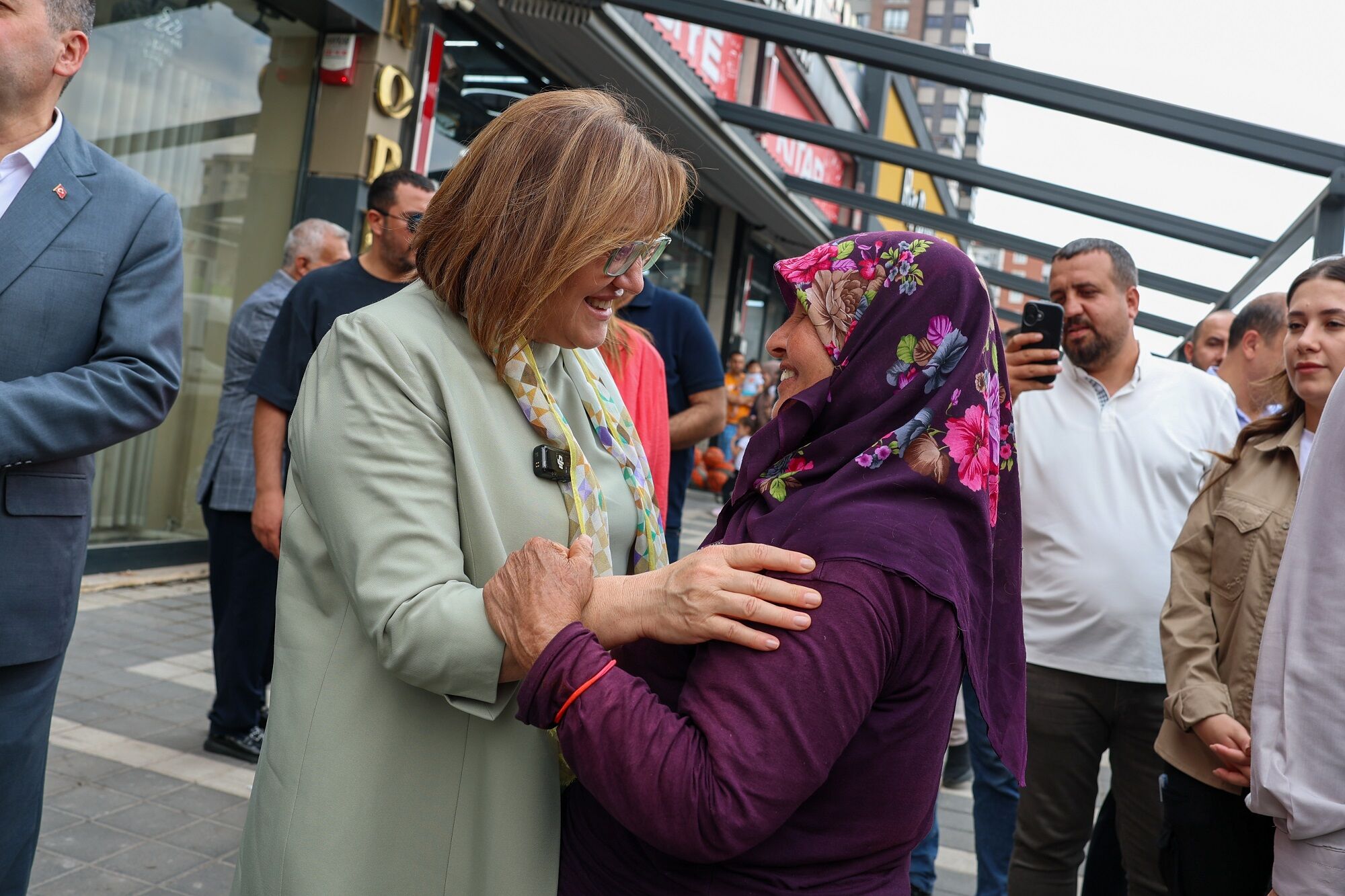 Başkan Şahi̇n, Asfalti Yeni̇lenen Turgut Özal Bulvari’nda Vatandaşlarla Buluştu (3)
