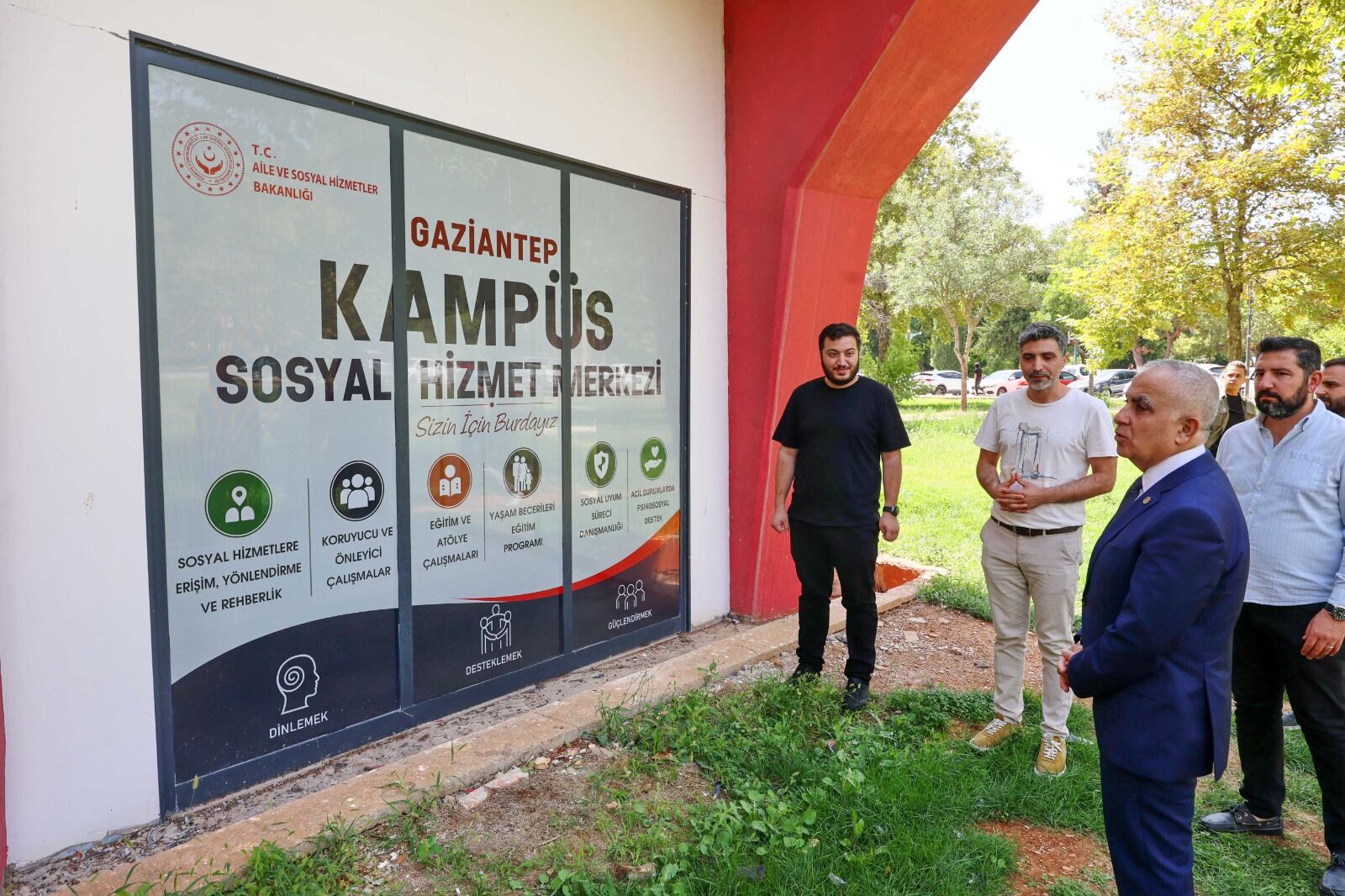 REKTÖR DOĞAN KAMPÜSTEKİ HİZMET MERKEZLERİNİ İNCELEDİ
